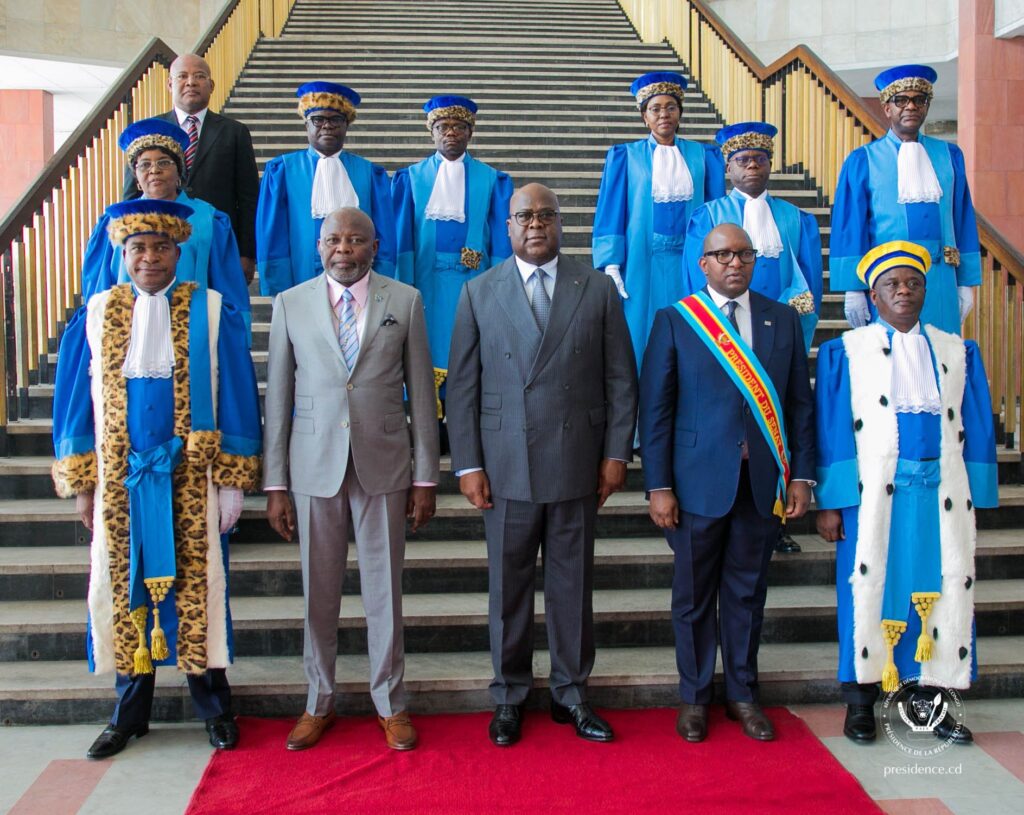9 membres composent la Cour constitutionnelle. 3 sont désignés par le Président de la République, 3 par le parlement réuni en congrès et 3 par le viennent de prêter serment conformément  à la Loi organique n° 13/026 du 15 octobre 2013.