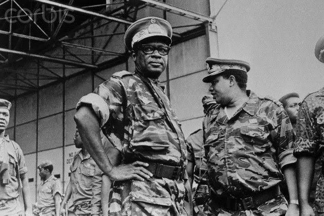 Le 18 décembre 1996, le Maréchal Mobutu est accueilli triomphalement par les kinois. Ils espèrent sincèrement que le président zaïrois va régler rapidement la question de la guerre qui a éclaté à l’Est du pays depuis le 19 octobre, Chronique réalisée par Paixseulement