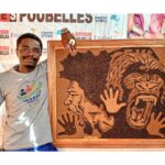 À travers son engagement artistique, CIKURU CIRIMWAMI Patrick combat la pollution plastique à Bukavu en transformant les déchets en œuvres d’art.