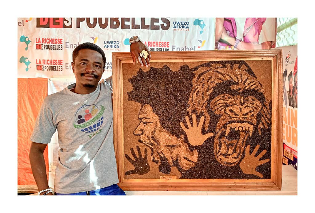 À travers son engagement artistique, CIKURU CIRIMWAMI Patrick combat la pollution plastique à Bukavu en transformant les déchets en œuvres d’art.