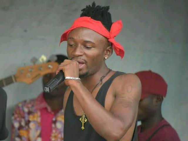 Tensions et drame lors des funérailles du musicien Idengo à Beni