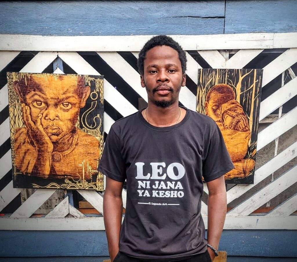 Toussaint Légende, artiste visuel résidant à Goma, utilise une technique unique mêlant stylographie et gravure pour évoquer la précarité sécuritaire qui frappe l’Est de la RDC.