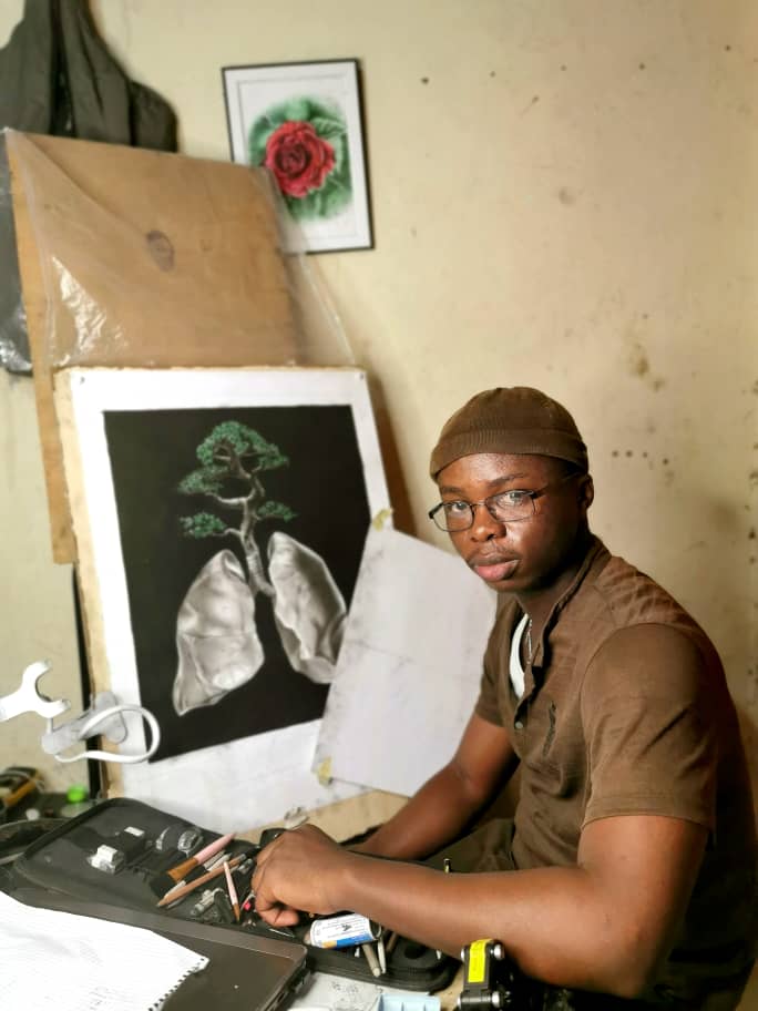Édouard Ngoy Crispin, artiste stylographe et étudiant en médecine à l’Université Catholique de Bukavu, mêle art, santé et environnement dans une démarche de sensibilisation.