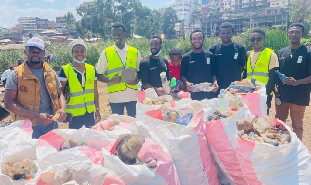 Bukavu : des jeunes transforment les déchets plastiques en pavés écologiques pour bâtir un avenir durable