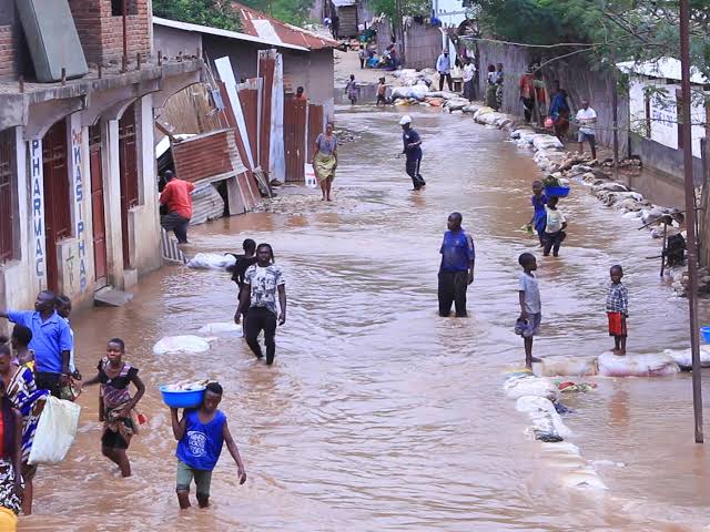 Uvira face à la montée des eaux : les populations riveraines du lac Tanganyika exposées à de graves risques sanitaires