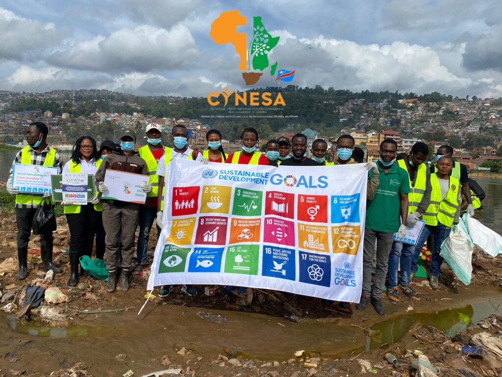 Bukavu : Des jeunes le réseau CYNESA RDC lutte contre la pollution plastique du La kivu , présent au travail d’assainissement de son littoral