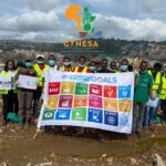 Bukavu : Des jeunes le réseau CYNESA RDC lutte contre la pollution plastique du La kivu , présent au travail d’assainissement de son littoral