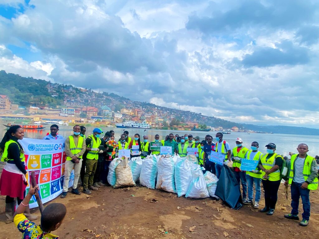 Bukavu : Une initiative des plusieurs structures environnementales, Congolese Discovery prend place au ramassage et nettoyage du litoral du Lac-Kivu
