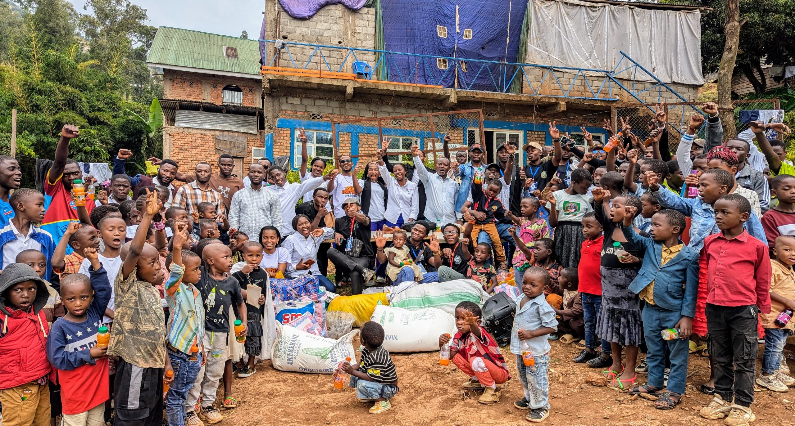Soutien aux orphelins en temps de crise : le pasteur Barakambaka salue l’élan de solidarité de l’association des jeunes Badilika