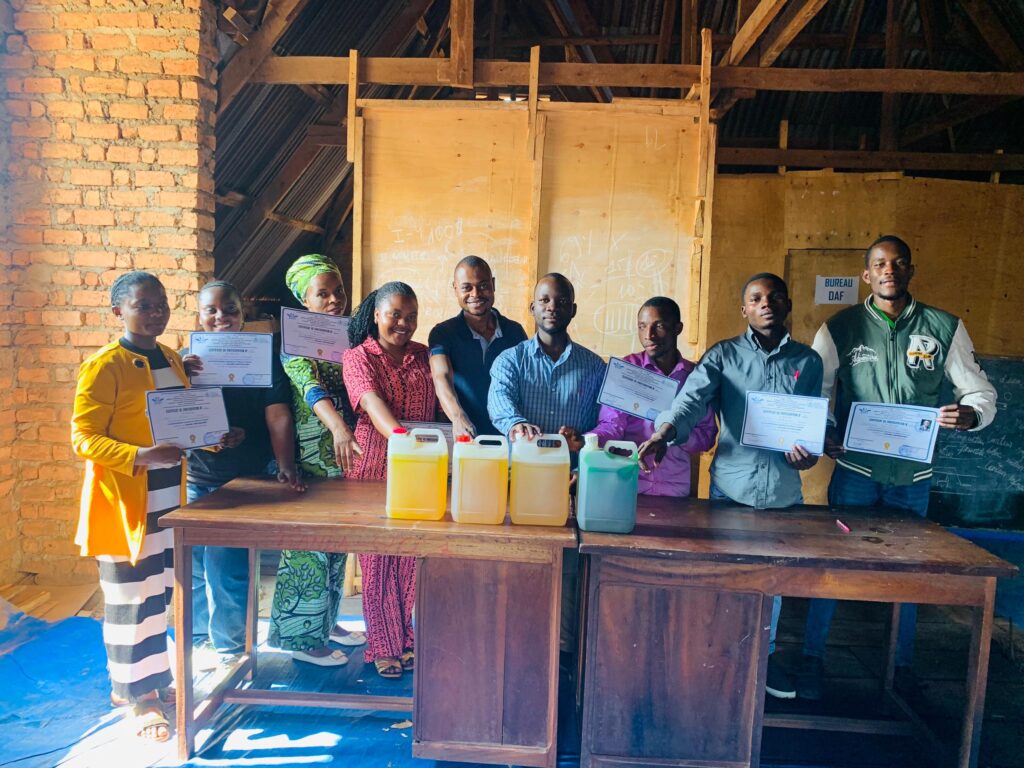 BUKAVU : des jeunes de la commune  d’Ibanda formés à la savonnerie artisanale pour promouvoir leur autorisation financière