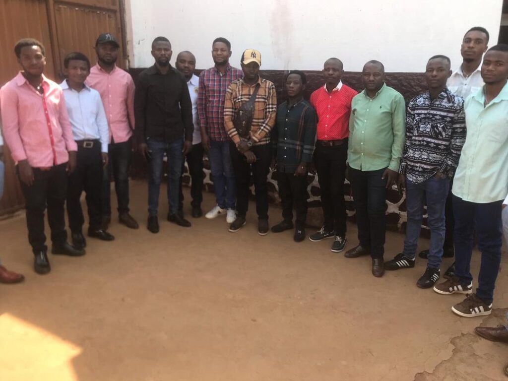 Les anciens servants de messe de Cimpunda élisent leurs responsables dans l’esprit de 1 Timothée 3,7