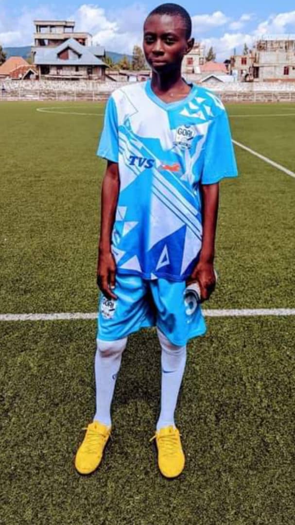 À 15 ans, Henri Musanse brille déjà sur les terrains de Goma et rêve jouer à l’international